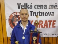 mistr Adam Knajbl, III. Dan získal ocenění za nejúspěšnějšího zavodnika PuSKe 2019 (Pardubický svaz karate) - WKF
